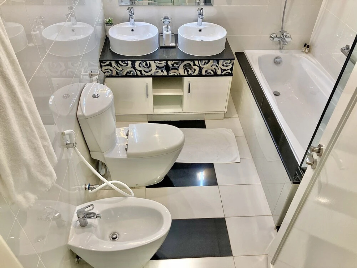 SuperHost - High-rise Chic Apt With Incredible Skyline Views