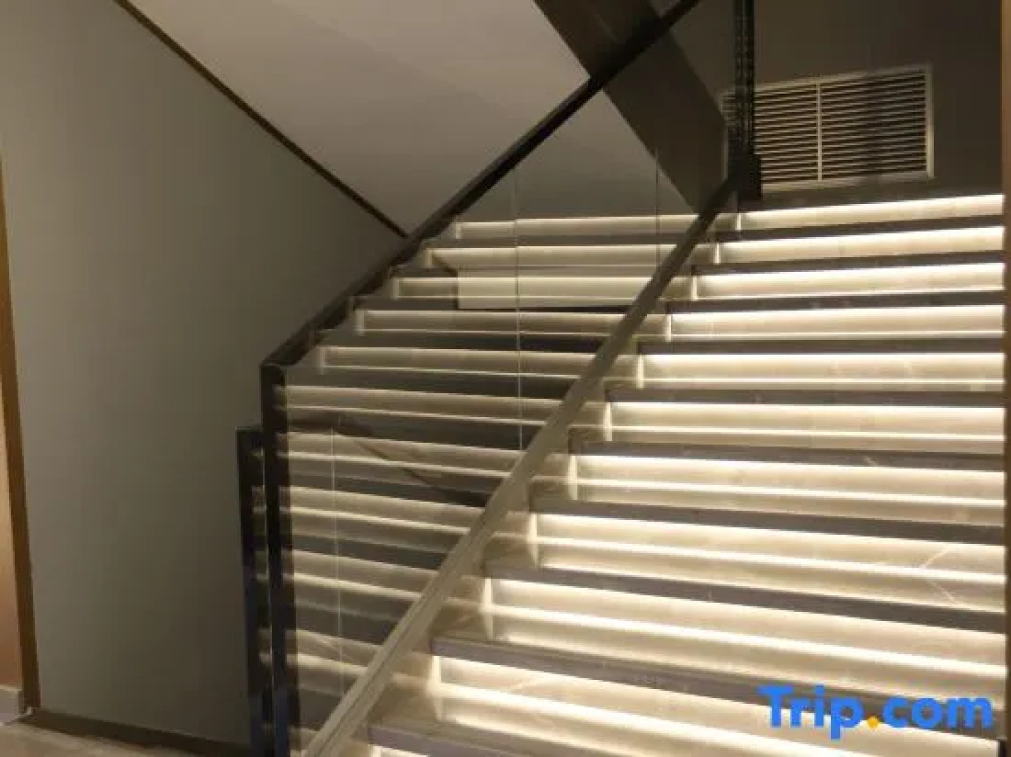 Tianzhuyuan Intelligent Hotel (Baiyin Jingtai People's Cultural Square Railway Station)