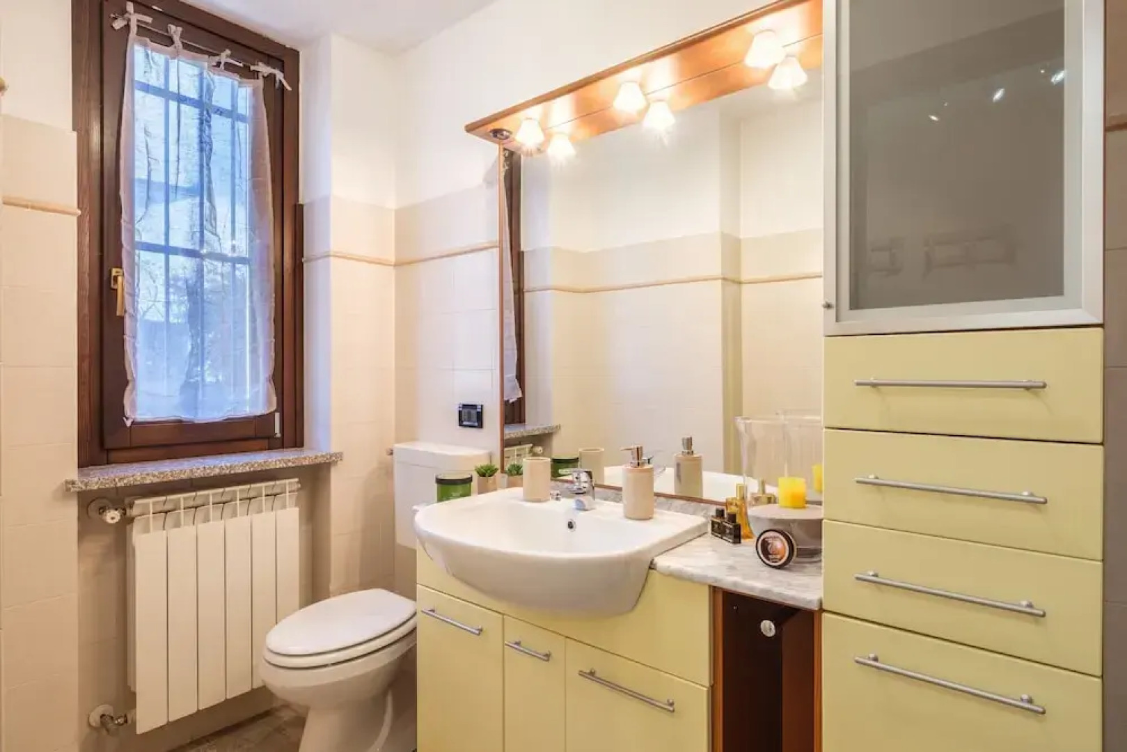 La Luna nel Lago Lake View Garden