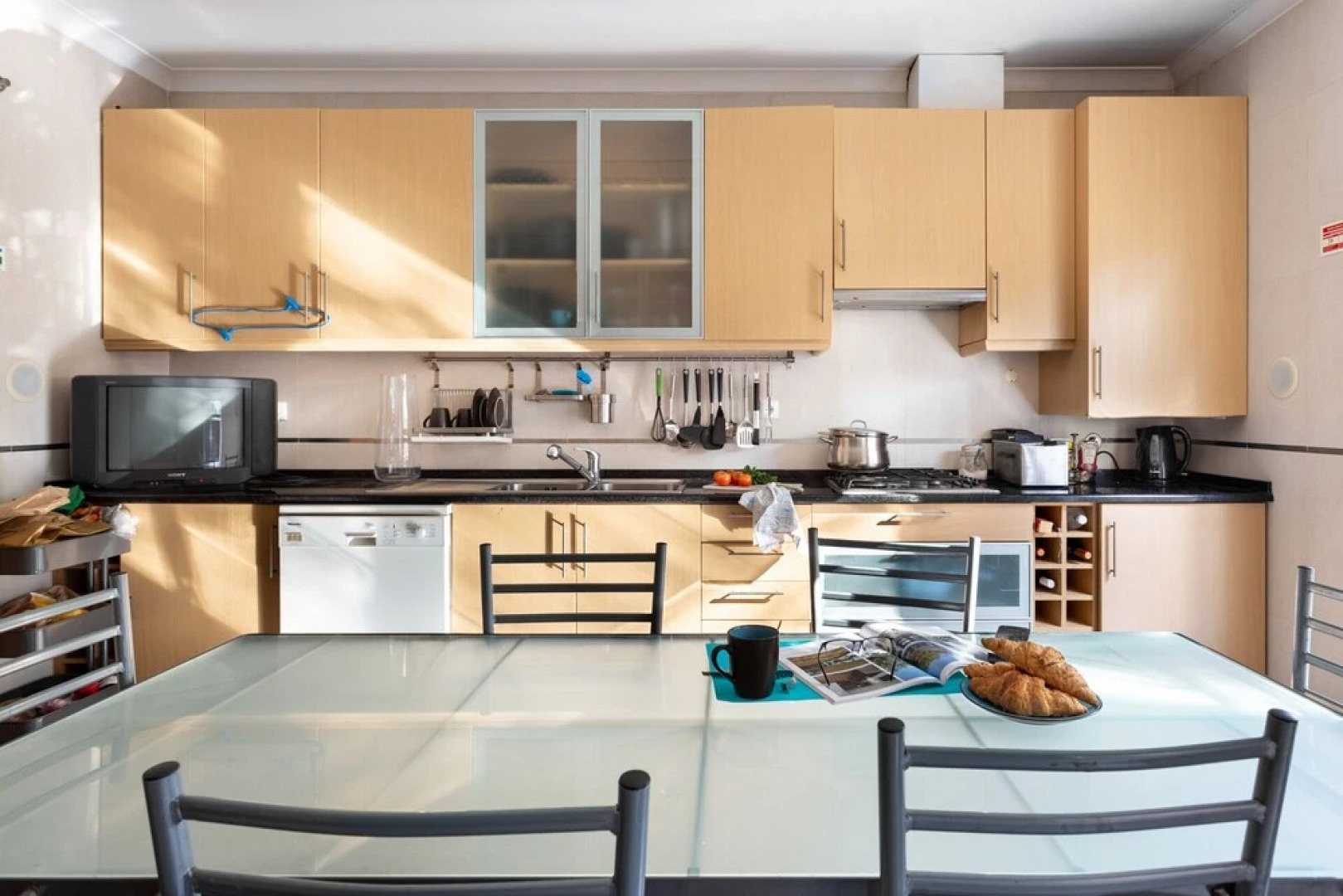 ALTIDO Stunning 4-BR house w/Private Yard in Estoril