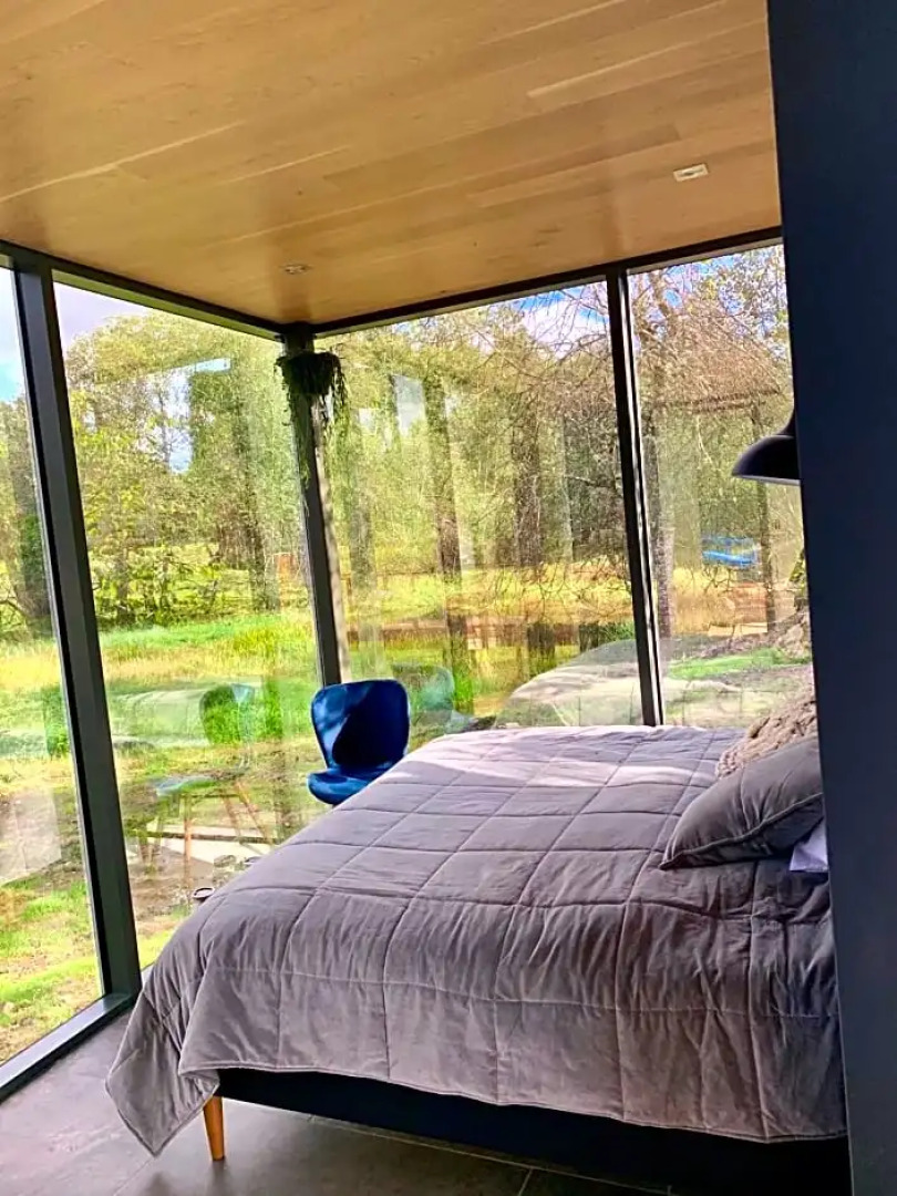 Riverbed inn ÖÖD mirror house and Iglucraft sauna by river