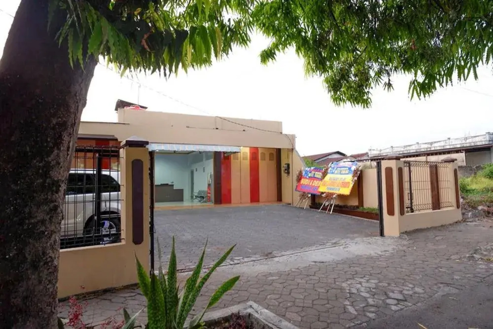 RedDoorz near GOR Satria 3