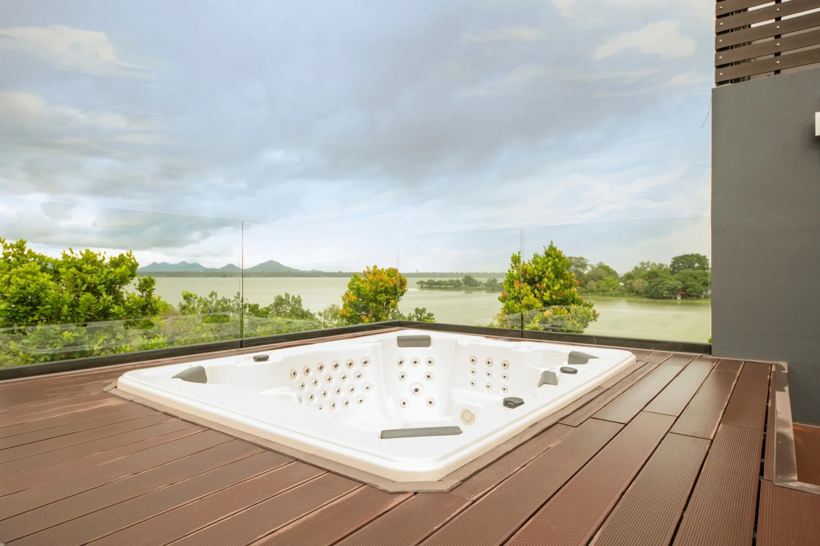 DoubleTree by Hilton Weerawila Rajawarna Resort