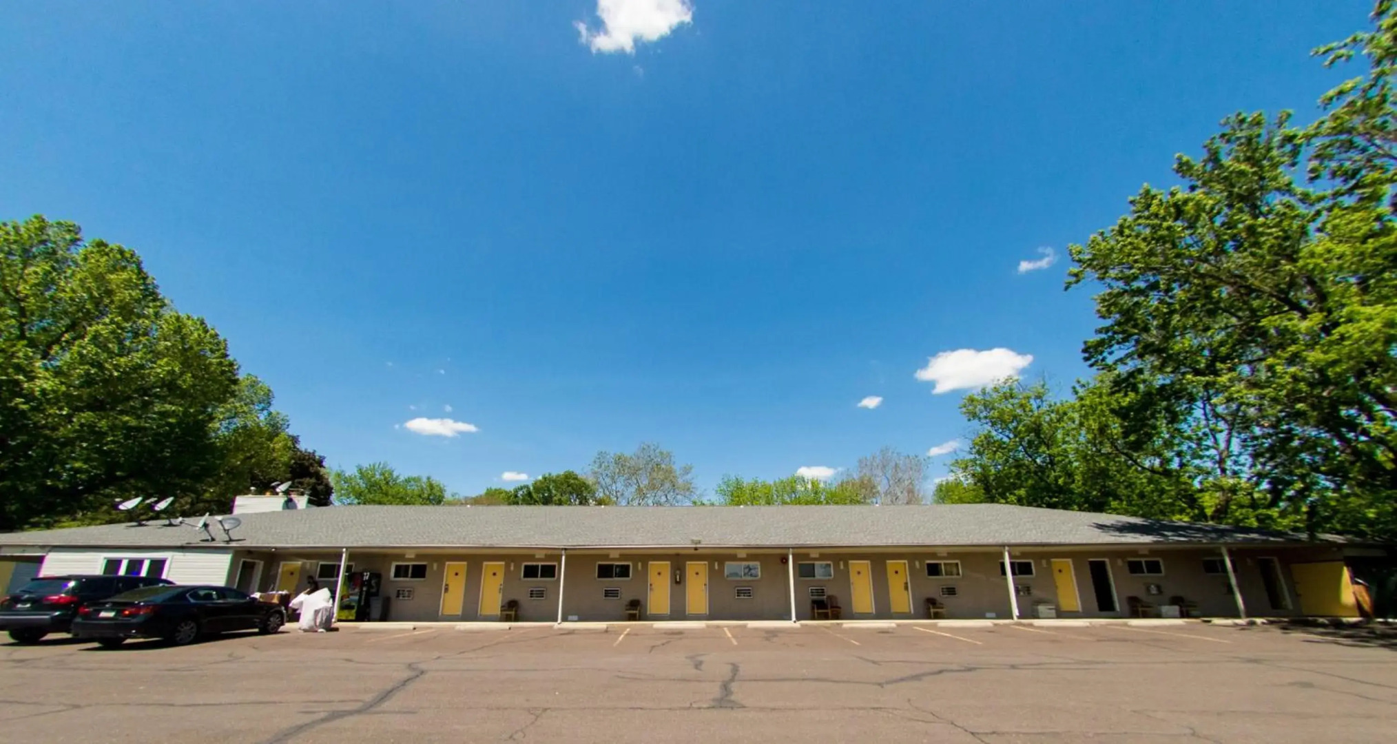 Scottish Inn and Suites