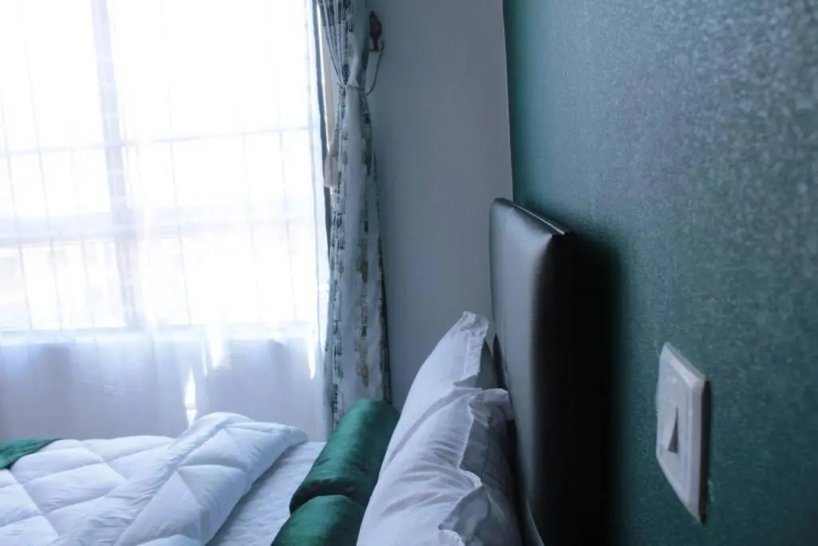 Lovely Emerald Green 3-Bedroom Apartment