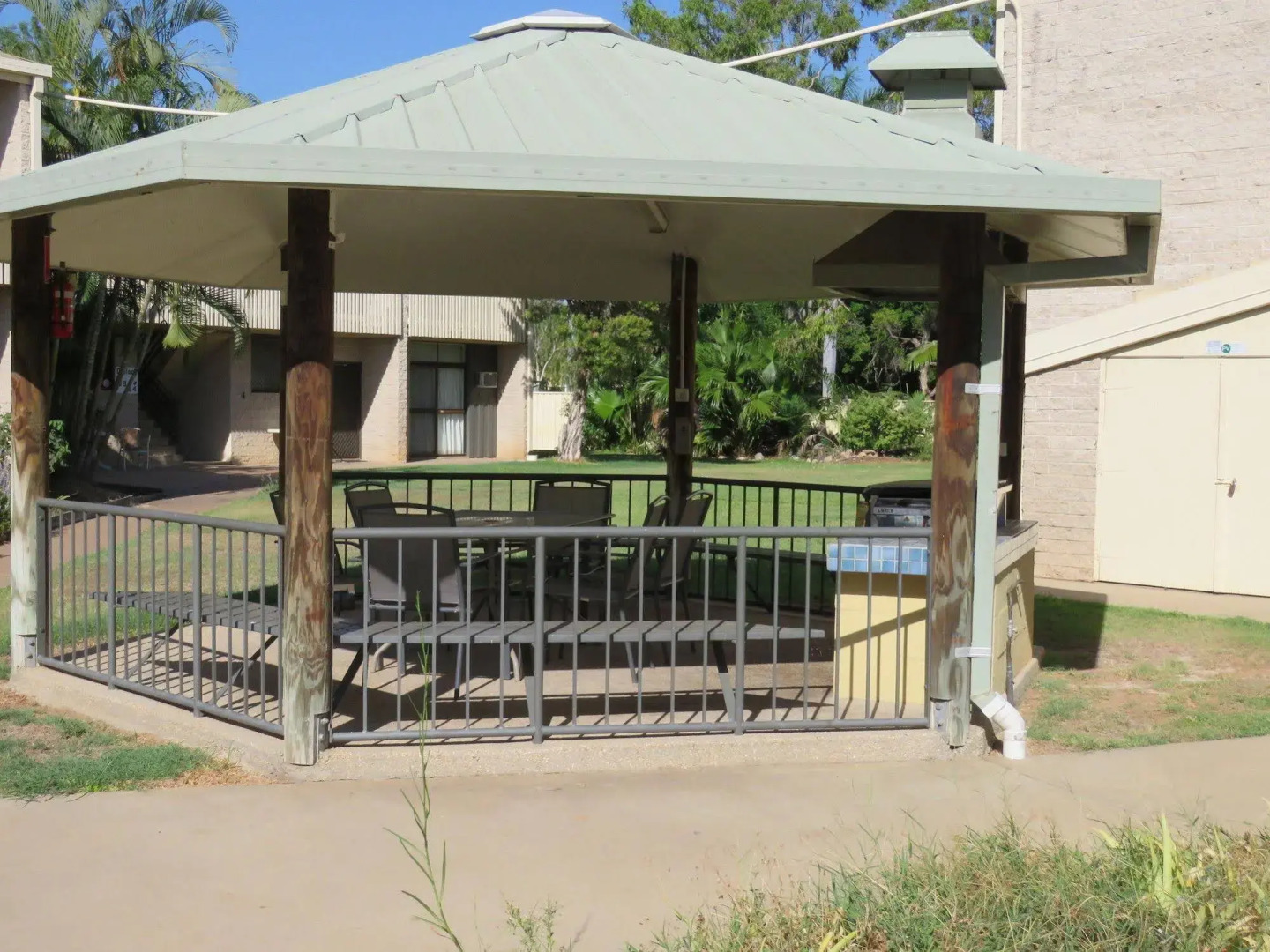 Emerald Gardens Motel & Apartments