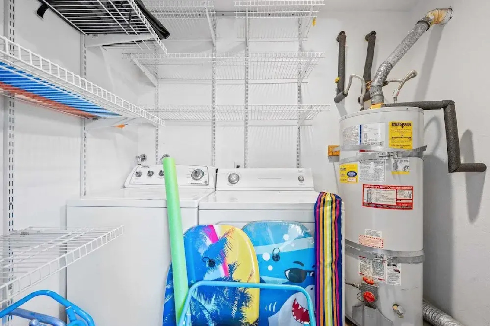 Walk to Beach Pool, Hot Tub, Private Patio, Parking Seabreeze Retreat