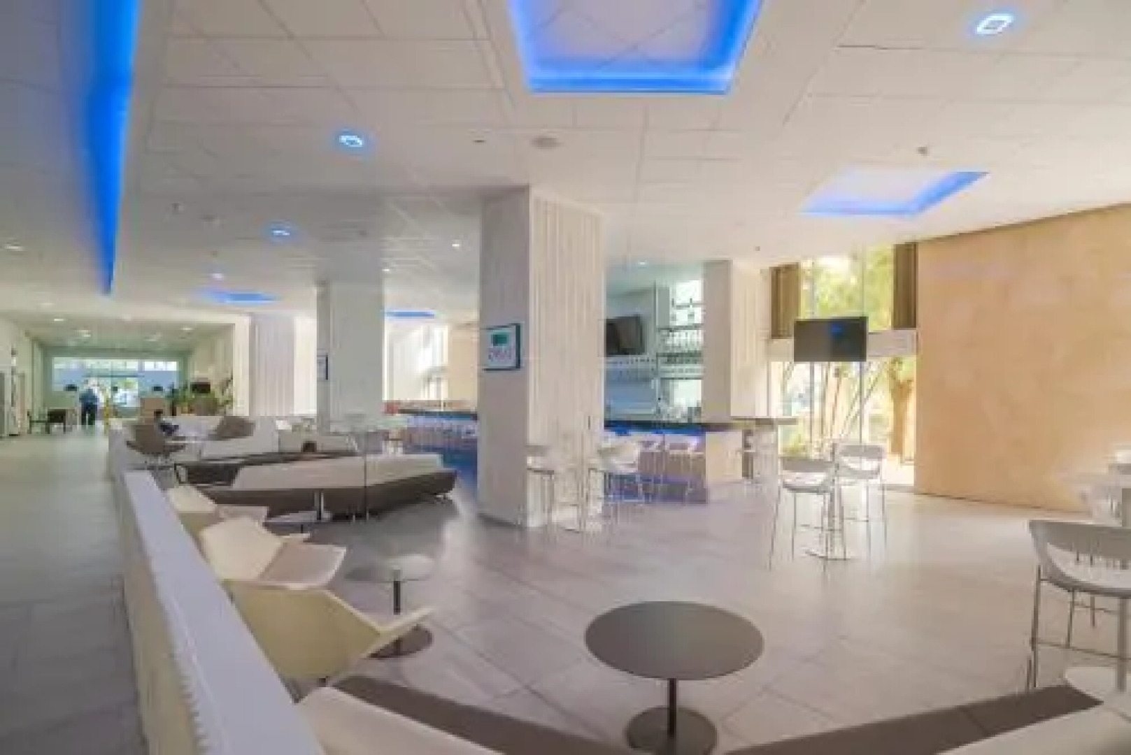 Ocean View Deluxe Suite: Pvt. Beach & Pool