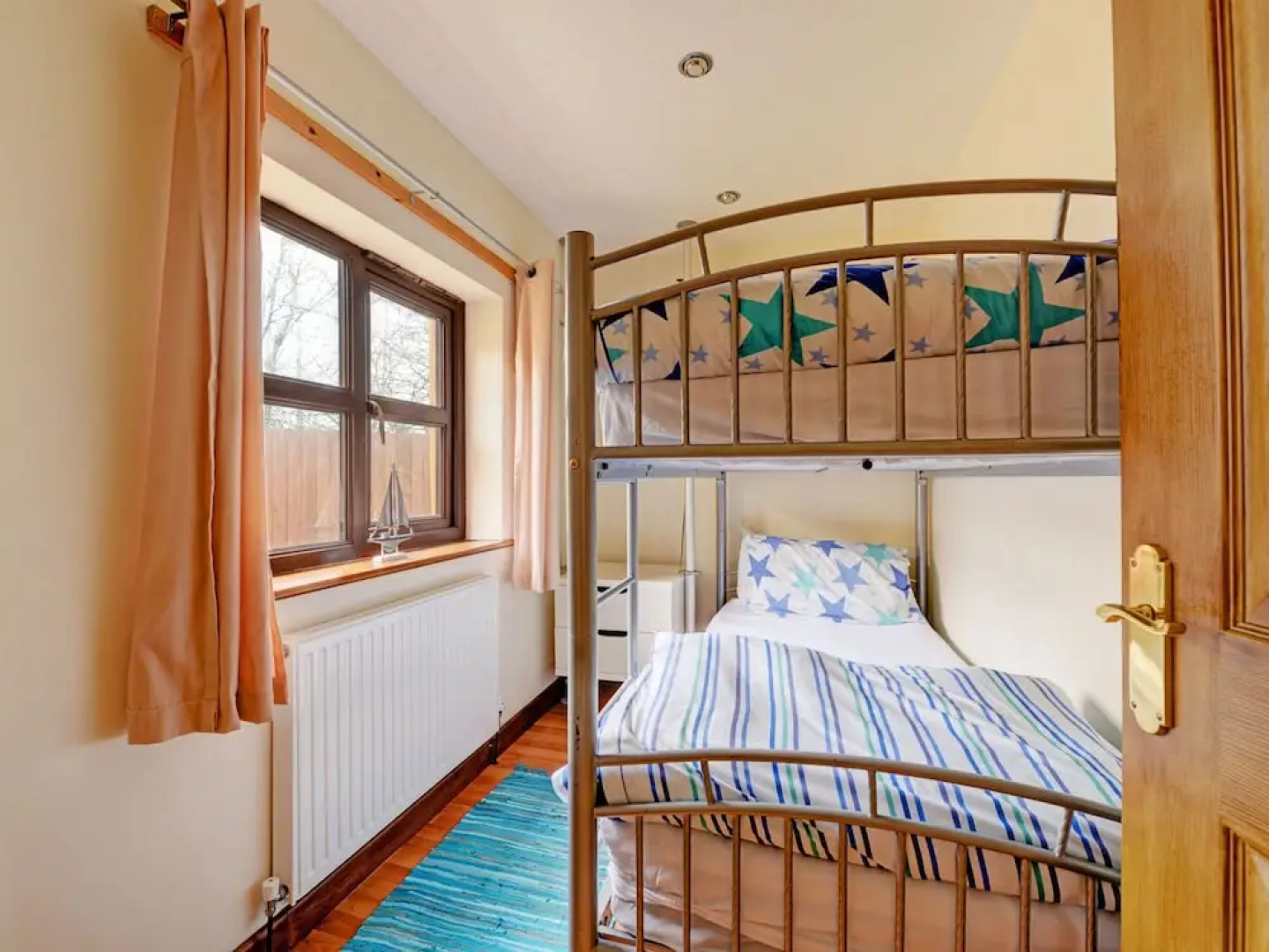 Holiday Home With French Doors to Sunny Terrace and Private Parking