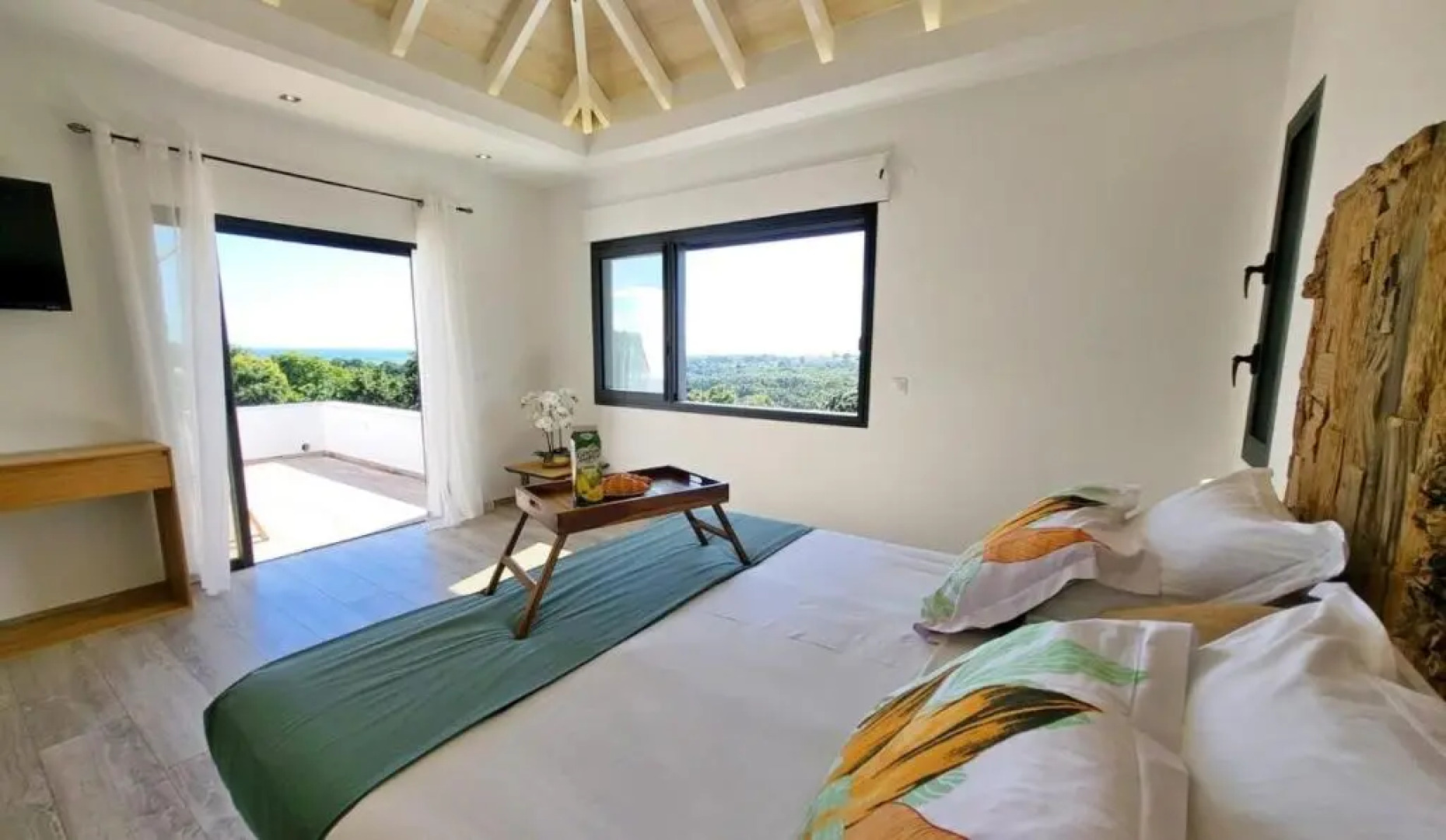 Villa de luxe avec piscine, vue mer et montagne.