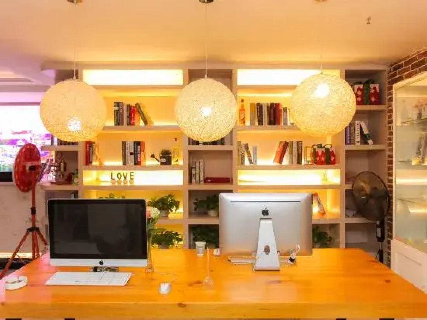 Weike Boutique Theme Hotel (Lianyungang Pedestrian Street Suning Square)