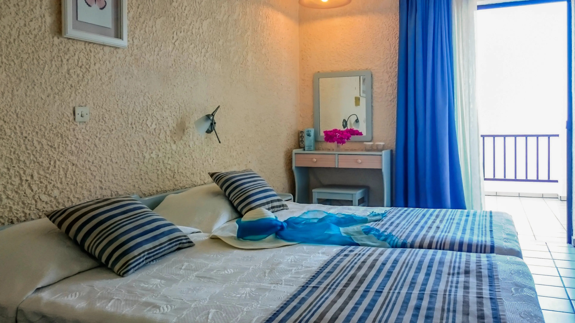 Cavos Bay Hotel and Studios