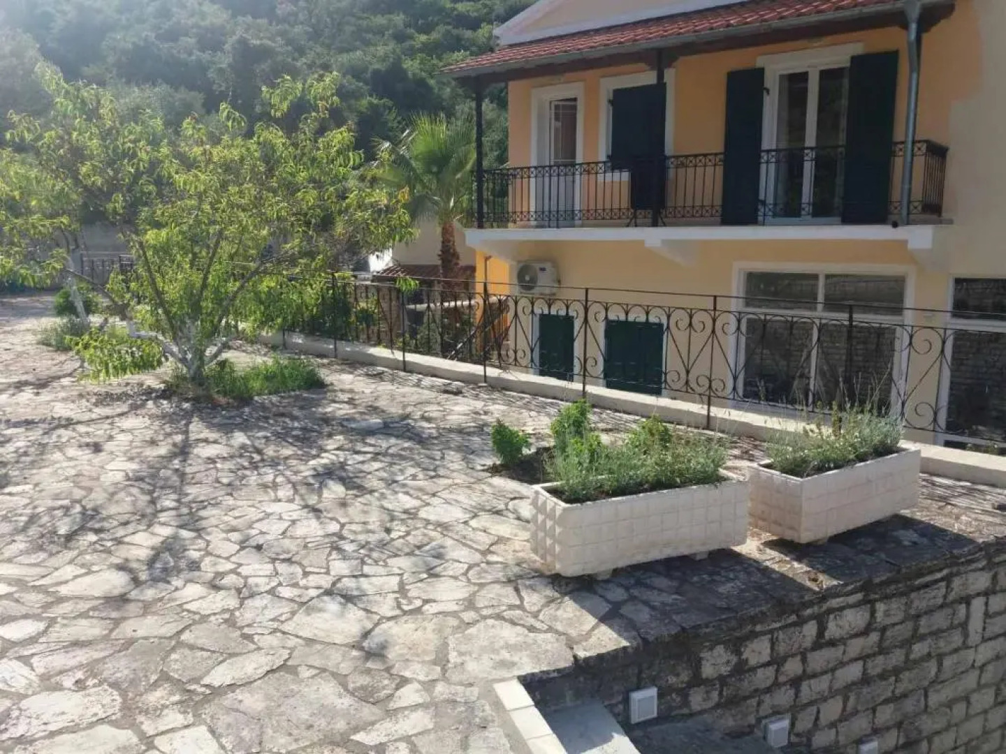 Lithino Apartments · 5min From the Beach