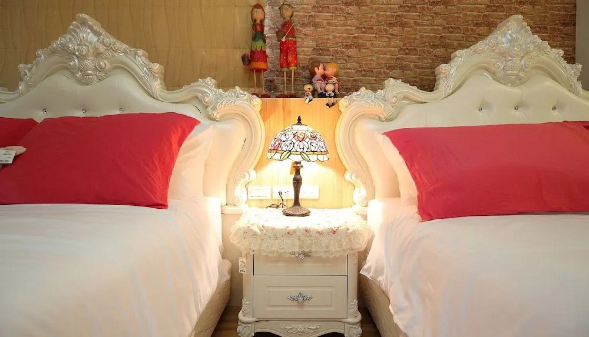 Textile Girl Romantic Homestay