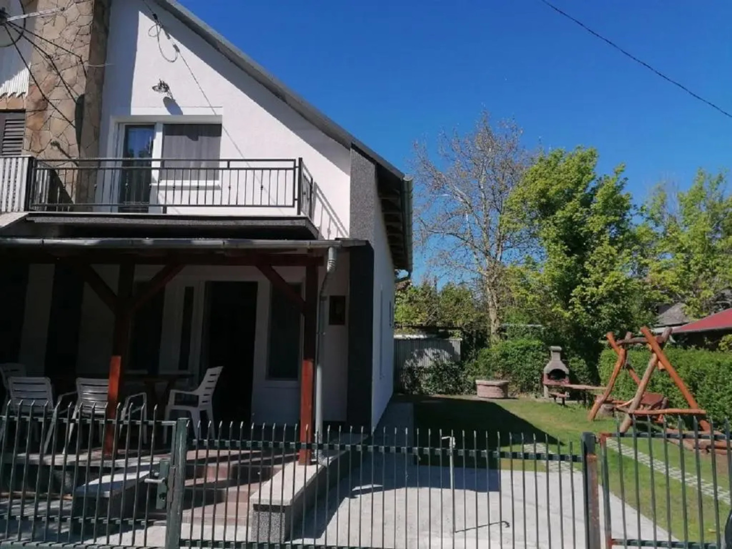 7 férőhelyes ház Balatonfenyvesen a tótól 15 m-re saját stéggel és csónakkal