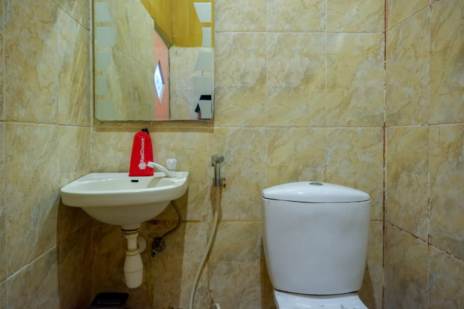 RedDoorz @ Hotel Bravo Pantai Kamali Bau Bau