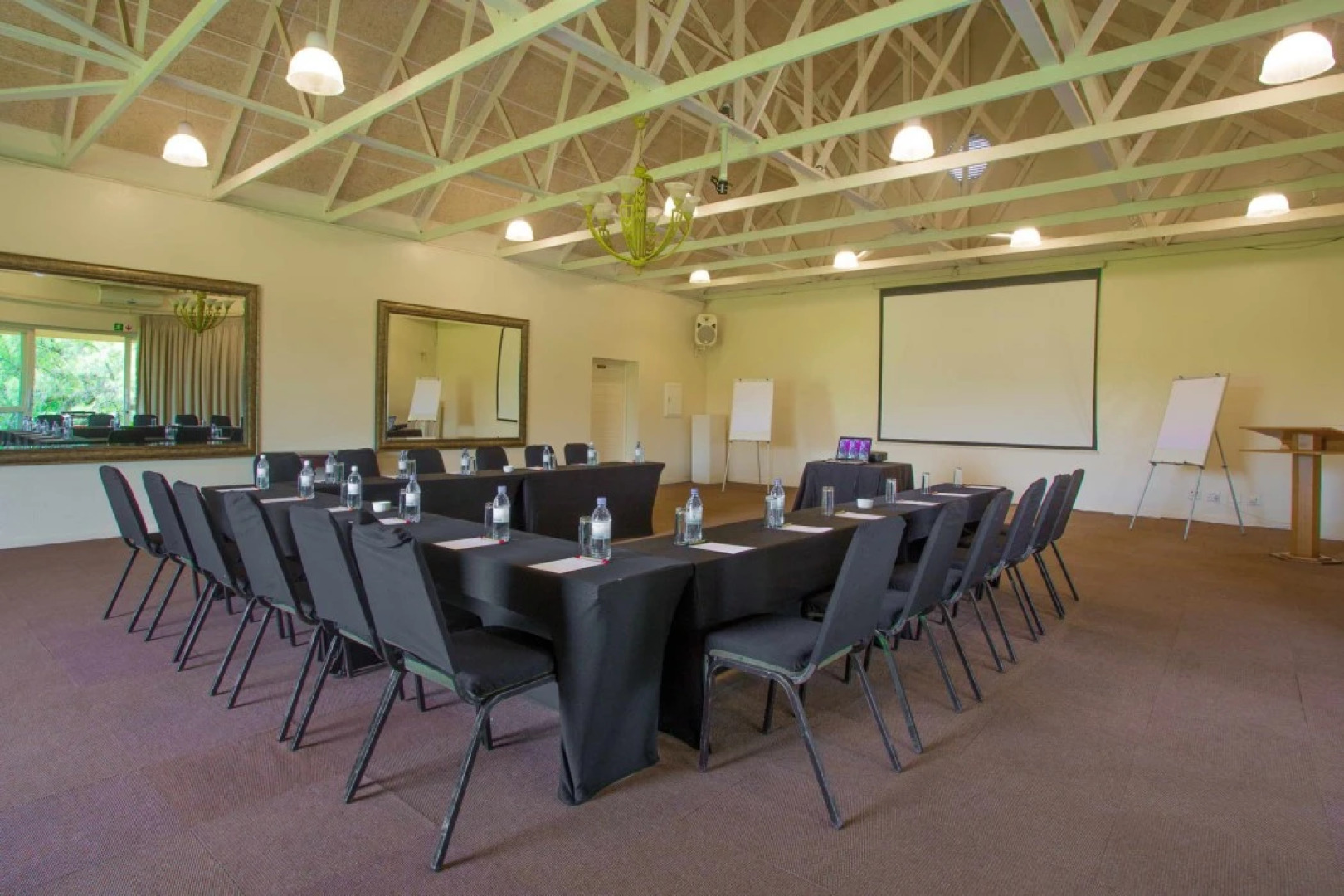 Thanda Manzi Country Hotel