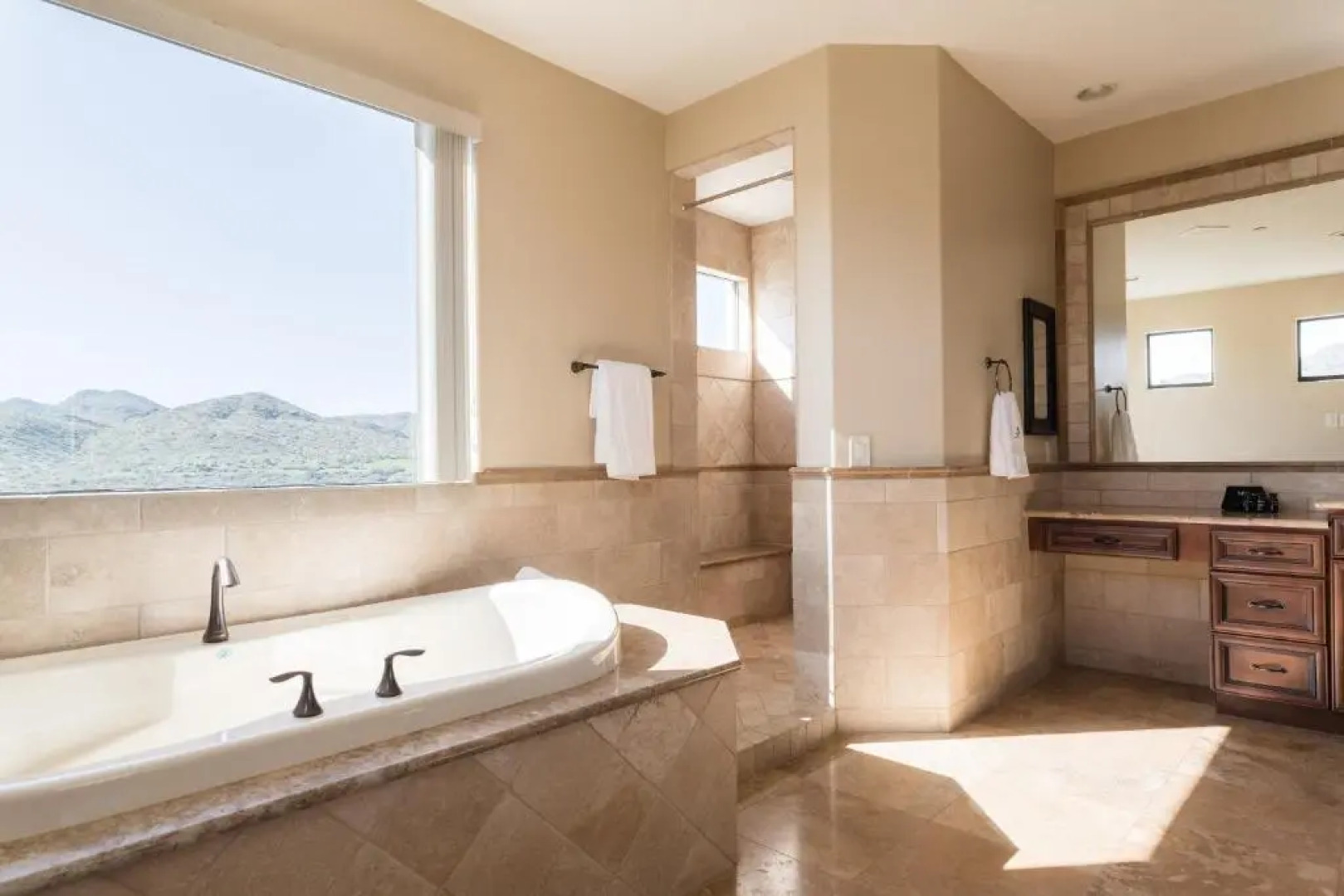 Sunbeam by Avantstay Elegant, Private Desert Home w/ Infinity Pool, Spa & View