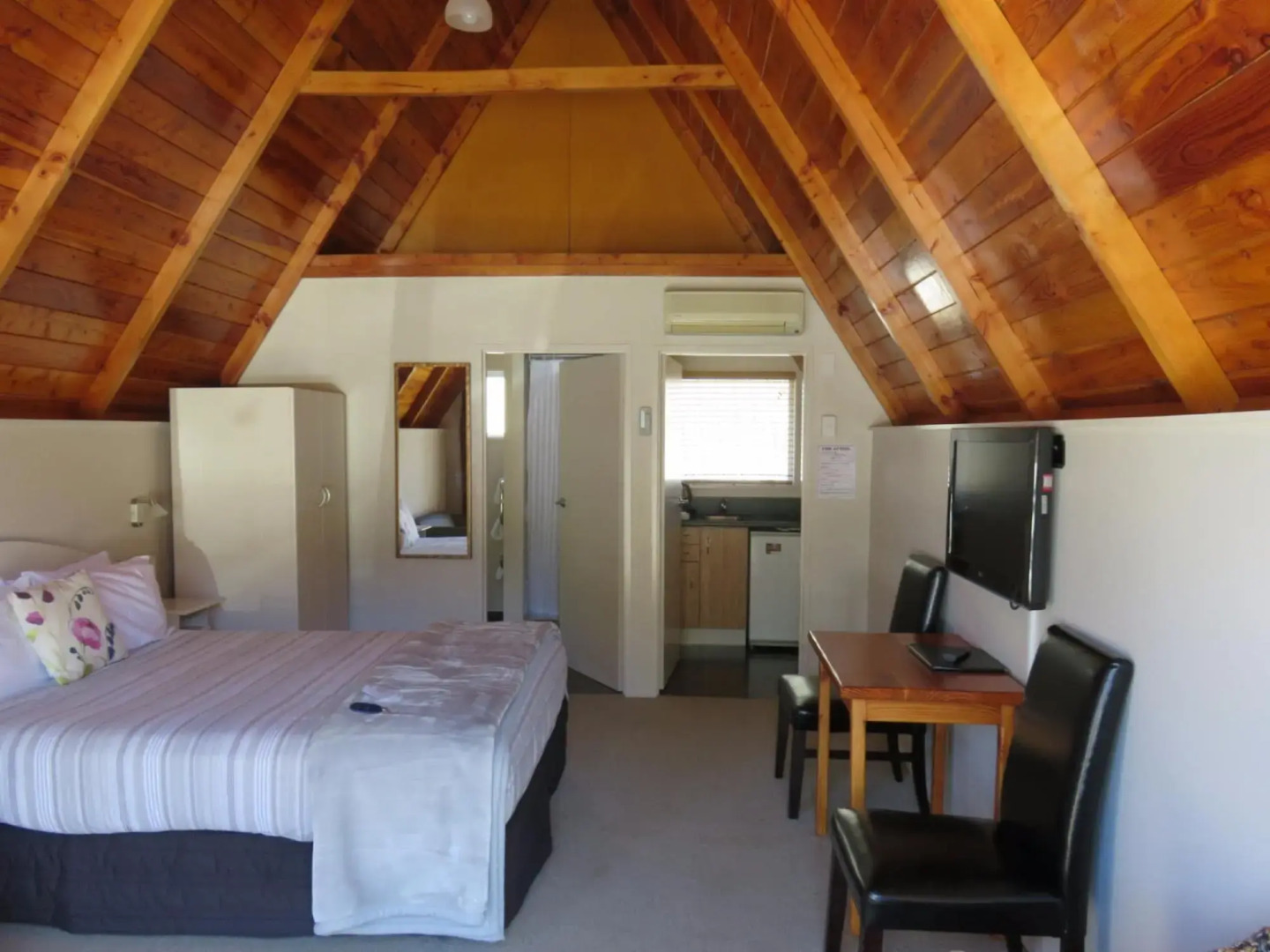 Mountain Chalets Motel