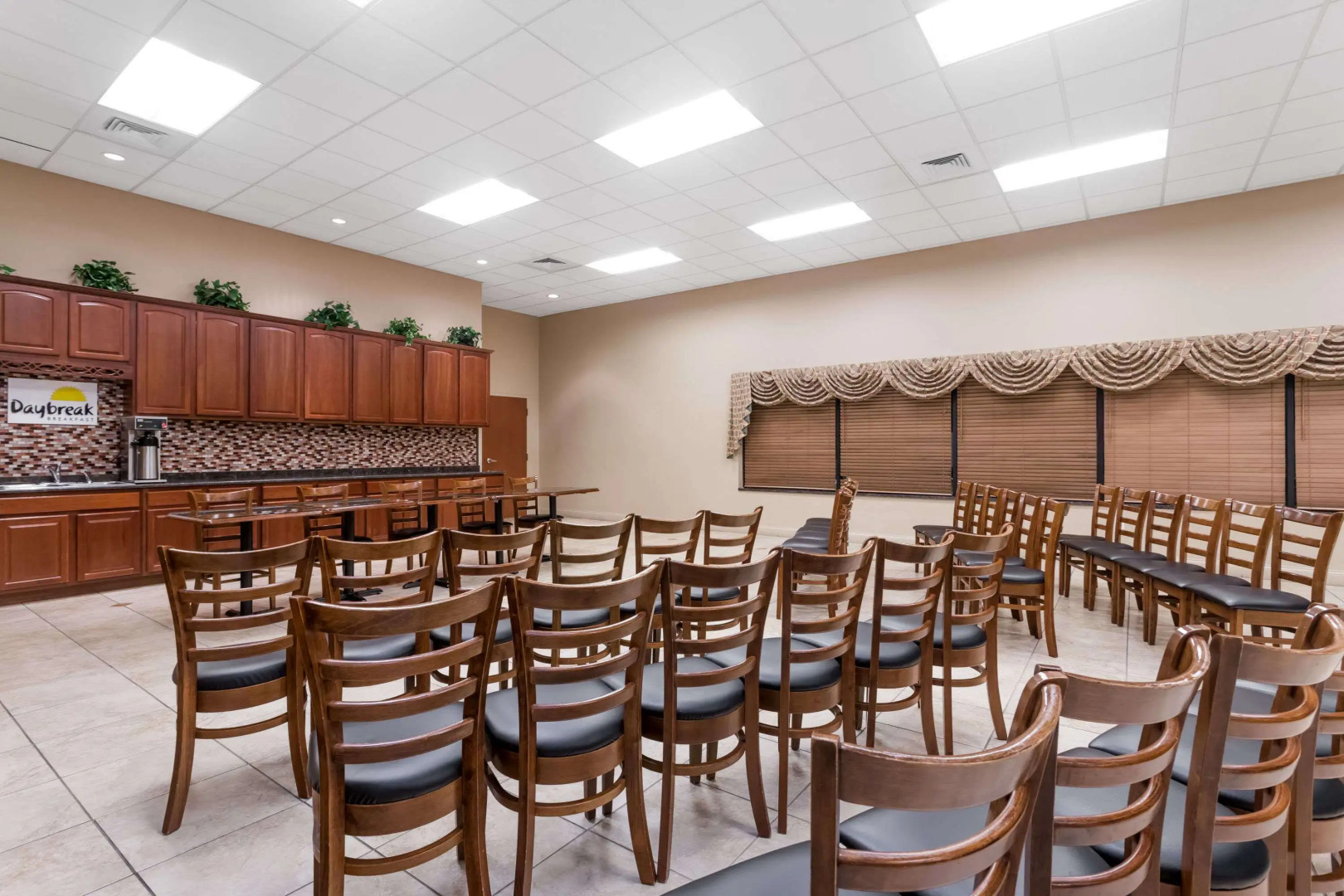 Days Inn & Suites by Wyndham Lakeland