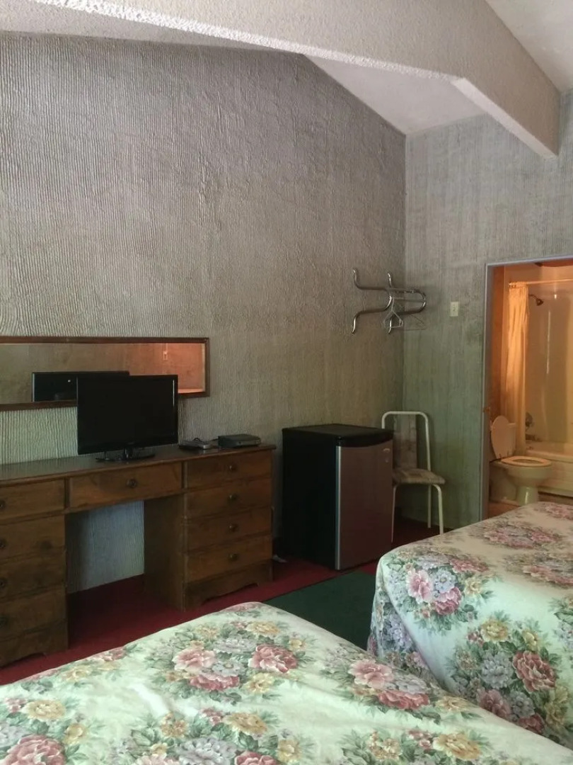 Tunnel Lake Trading Post & Motel