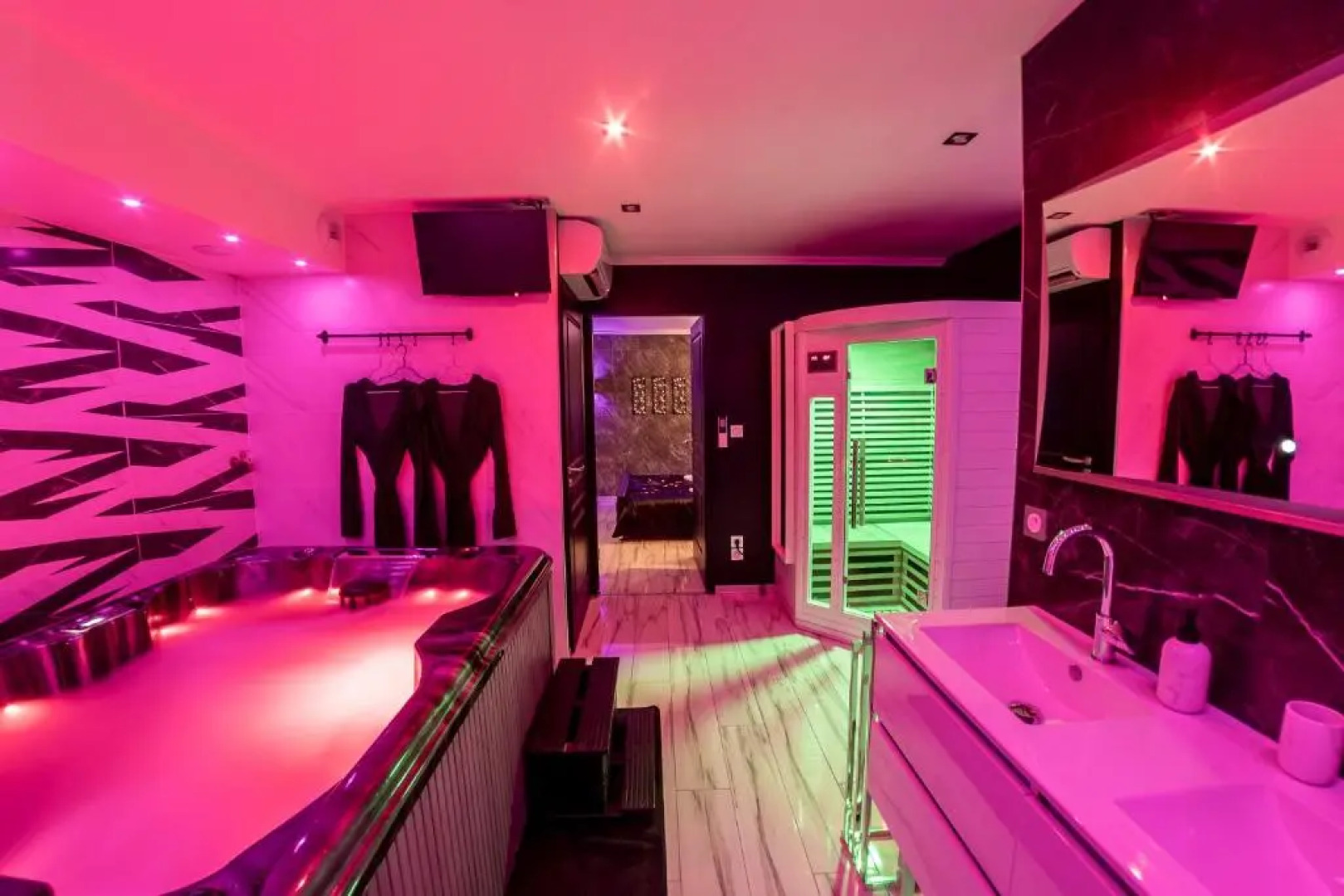 Appart Hotel GLAM88 Suites Avec SPA et Sauna Privatif