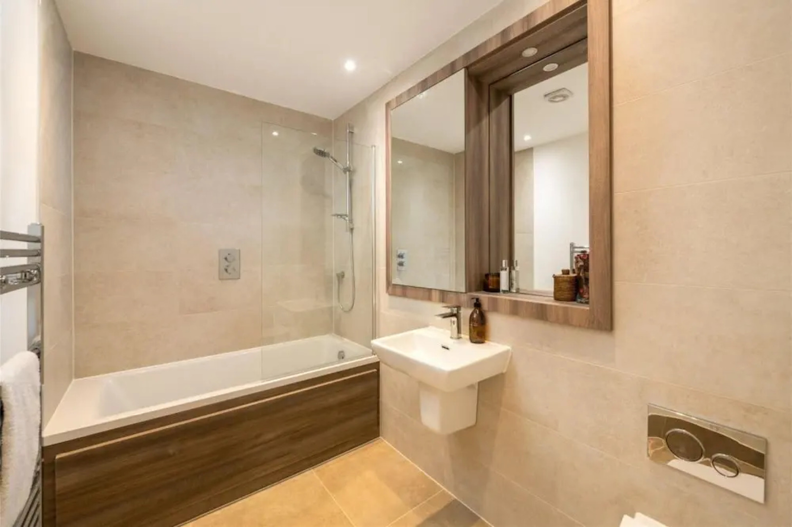 2 Bed 2 Bath Apt Close to Reigate Station - 2230