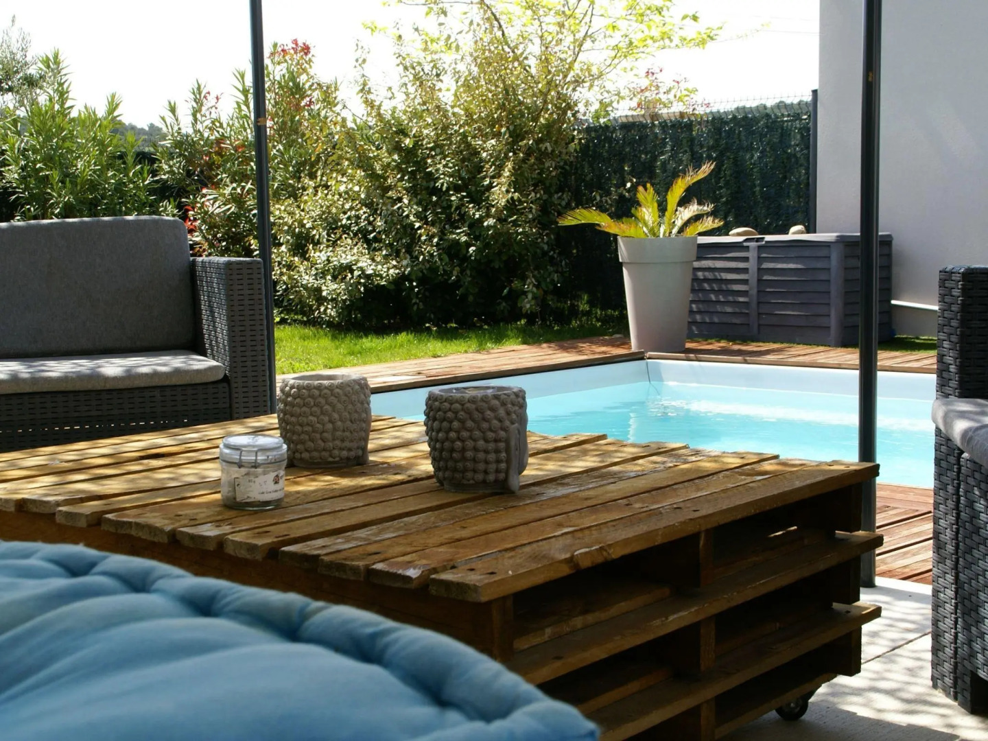 Modern holiday home with private swimming pool, air conditioning and enclosed garden