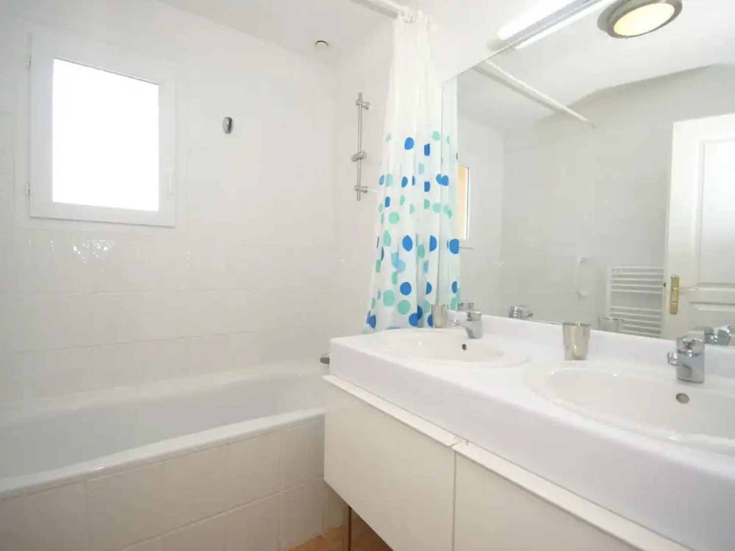 Stylish Villa With Heated Swimming Pool Close to the Lovely L'isle-sur-la-sorgue