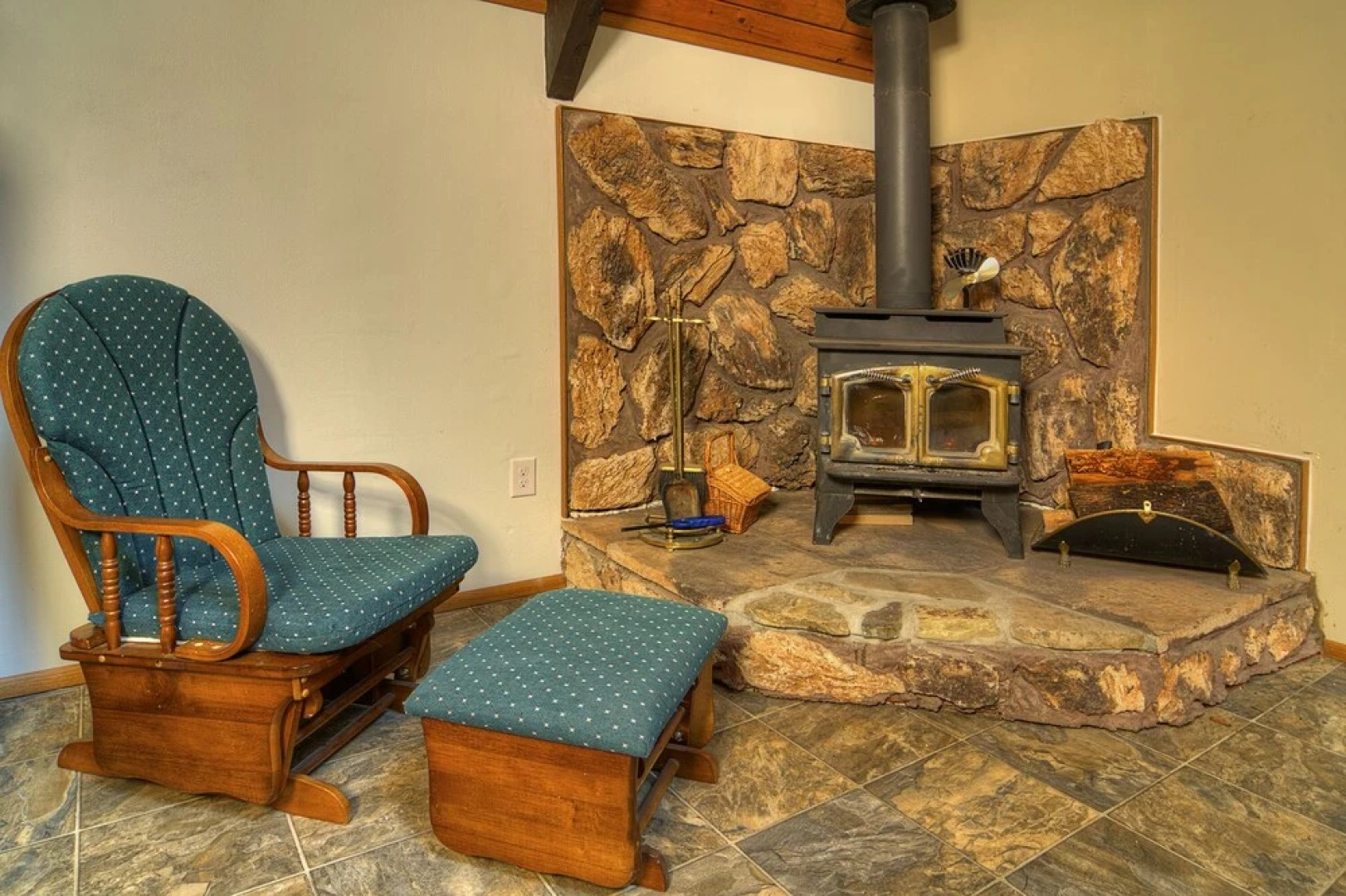 Cedarwood Grove - Two Bedroom Cabin with Hot Tub