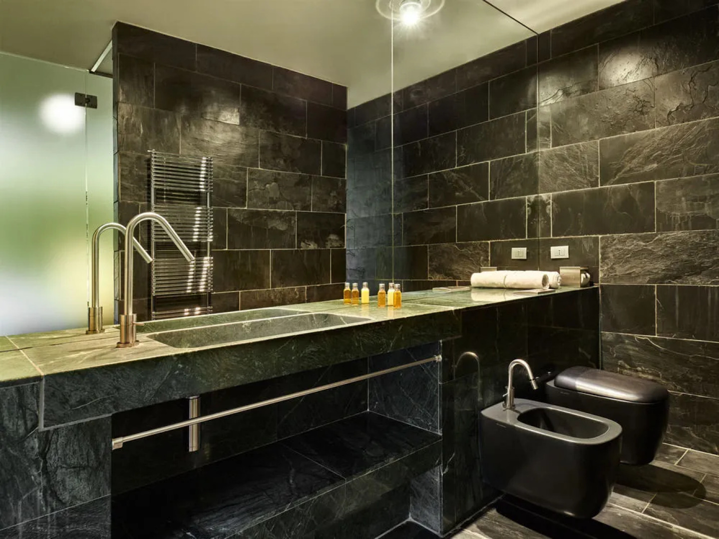 MAANJA Lake Front Suite and Restaurant