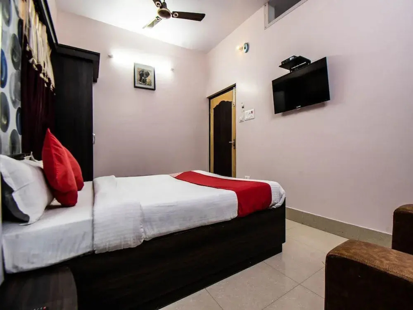 Hotel Double Tree Deluxe by OYO Rooms