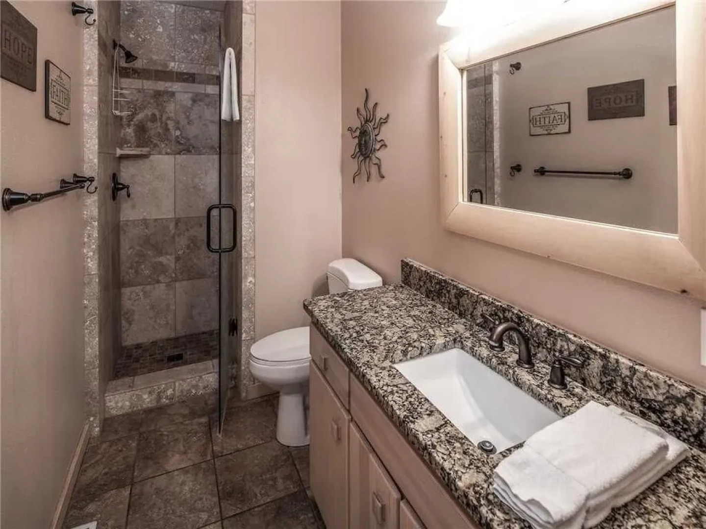 Wine N Pines - Two Bedroom Cabin with Hot Tub