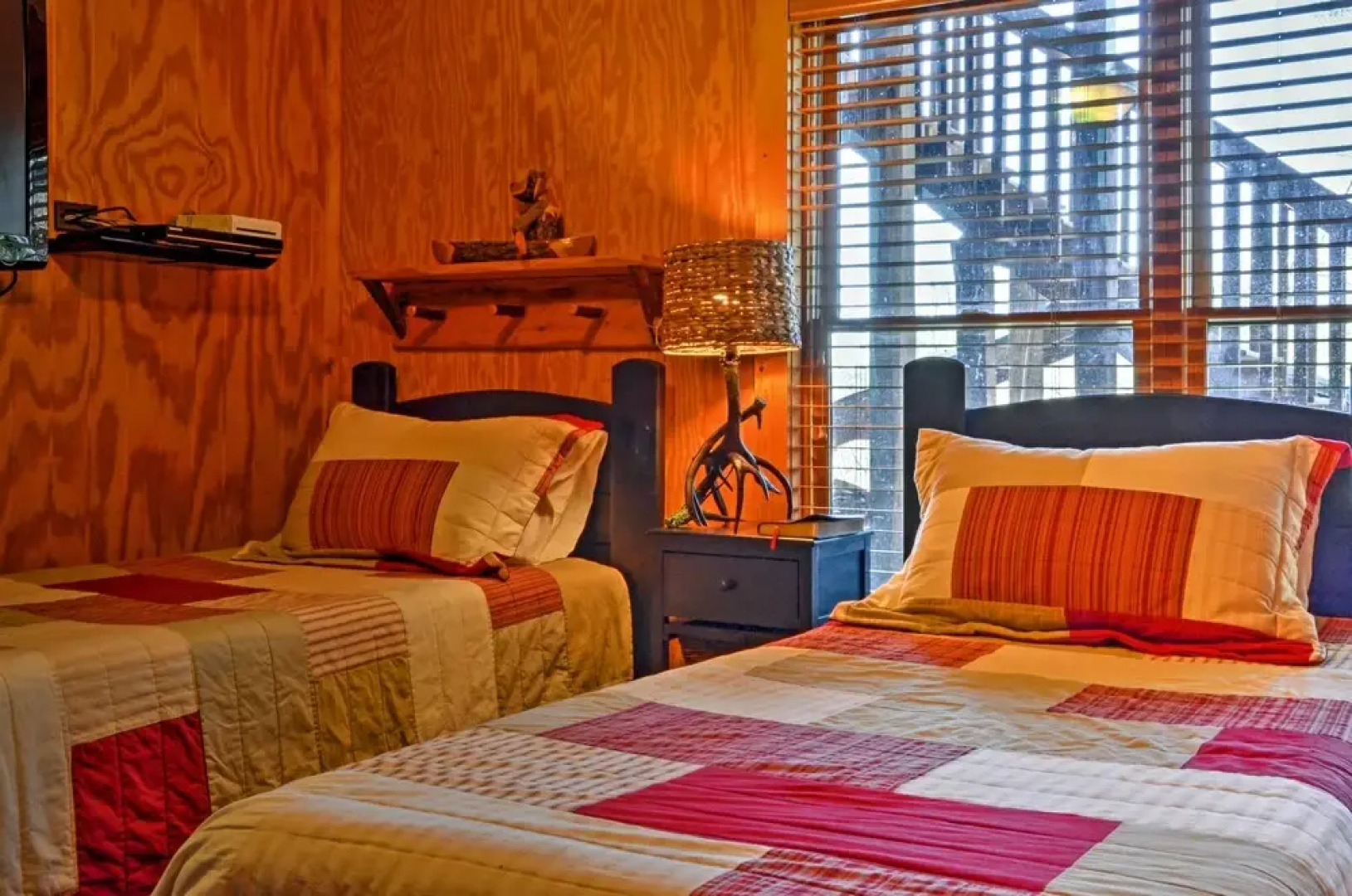 Rustic Cabin w/ Hot Tub: 2 Mi to Unicoi State Park