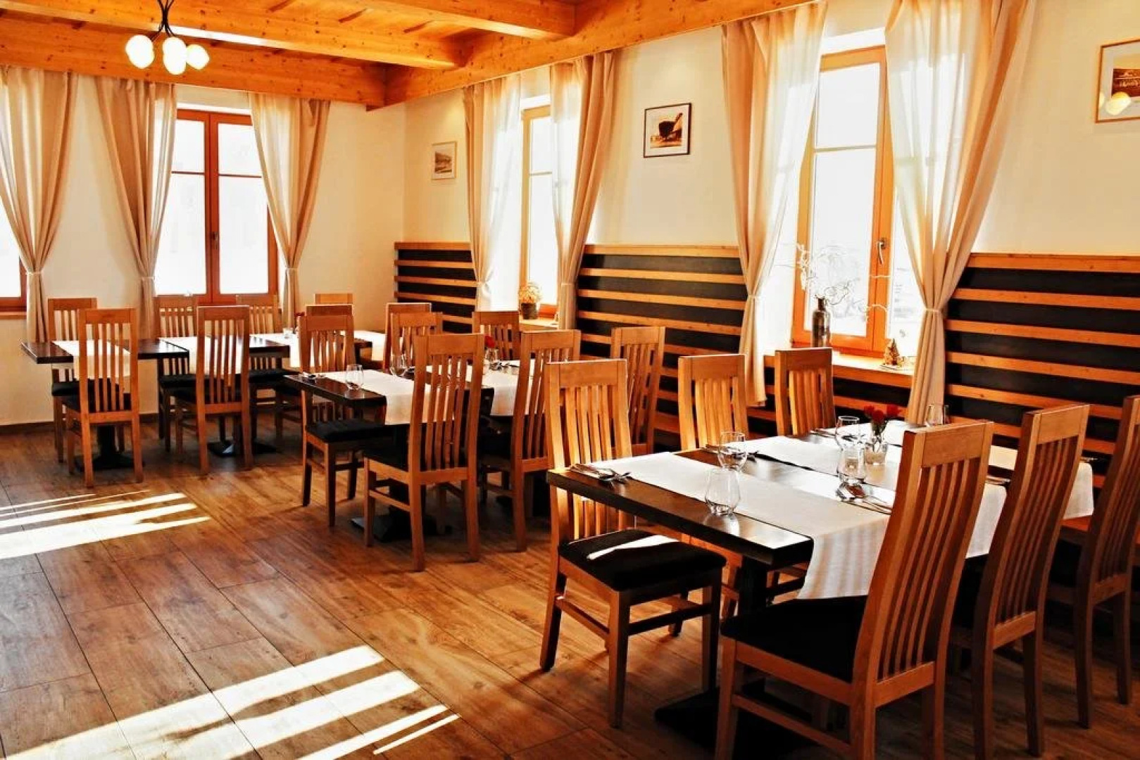 Zámecký Dvůr Černousy