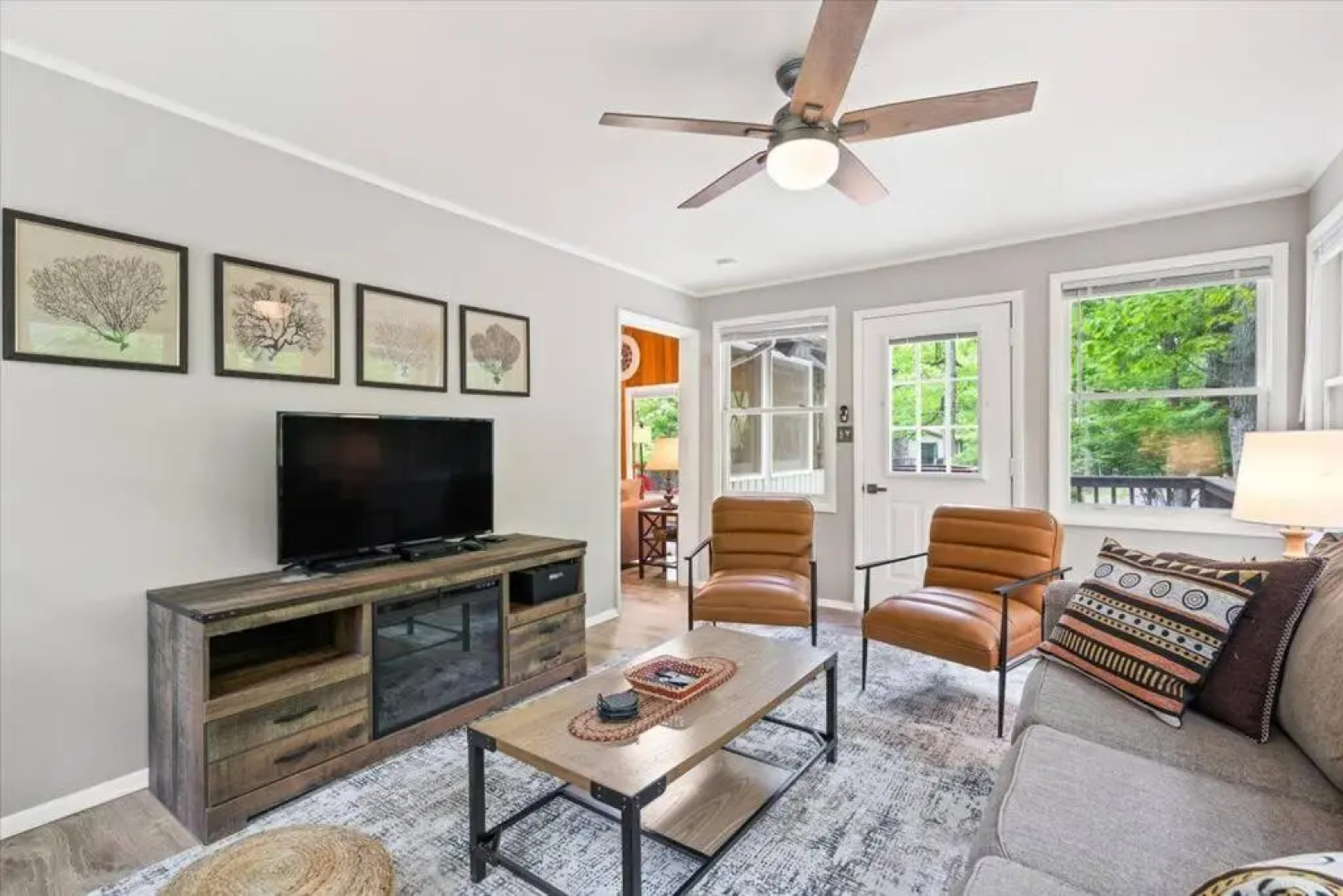 The Gingerbread House: 4 BR chalet, w/ Sunroom/Deck, sleeps 12, modern amenities