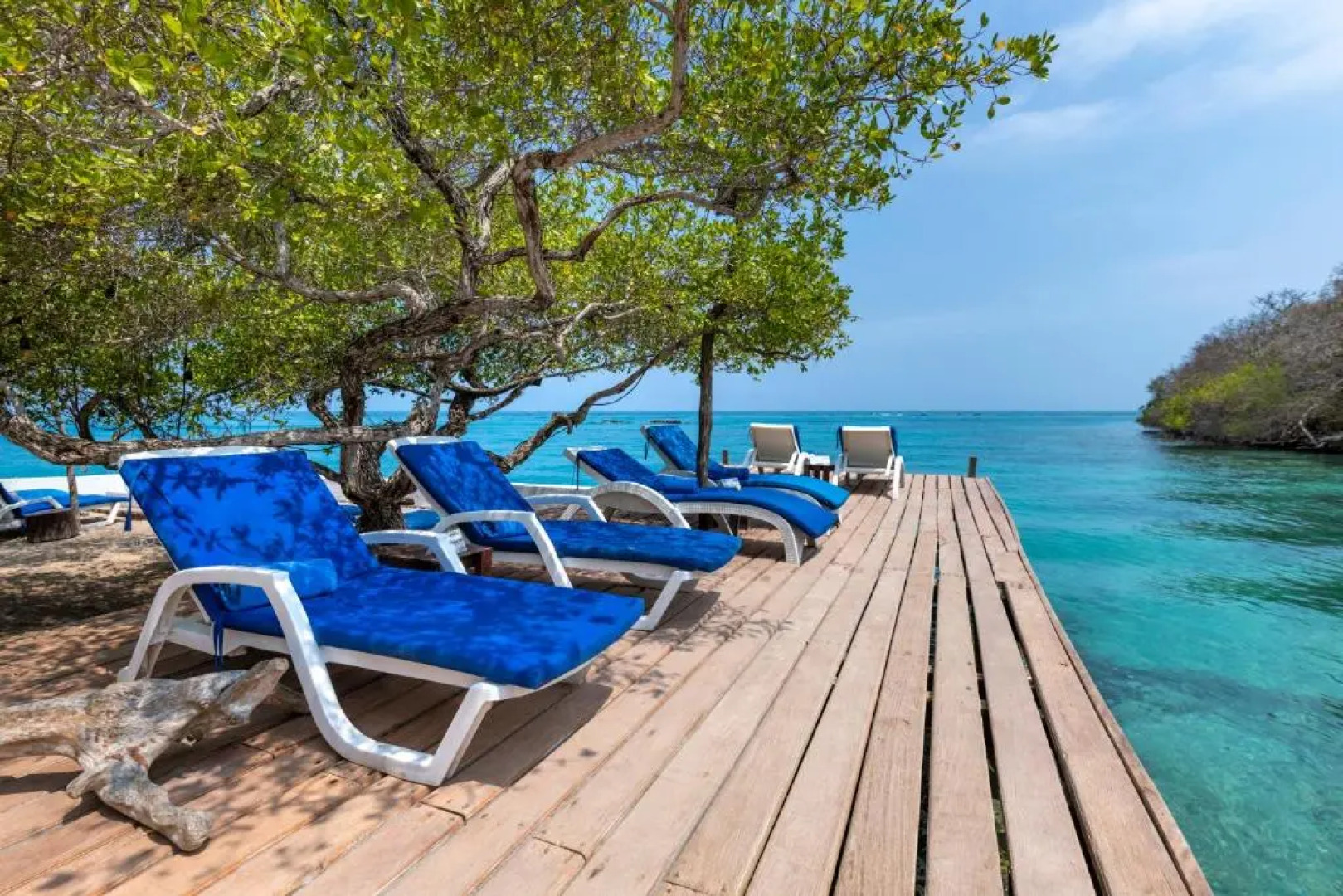 Isla Rosa Boutique by NOMAD GURU