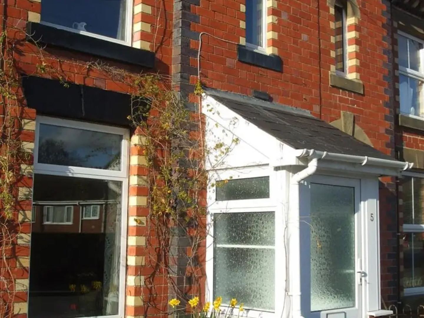 Spacious Holiday Home With Lovely Garden, Ideal Location in South Wales