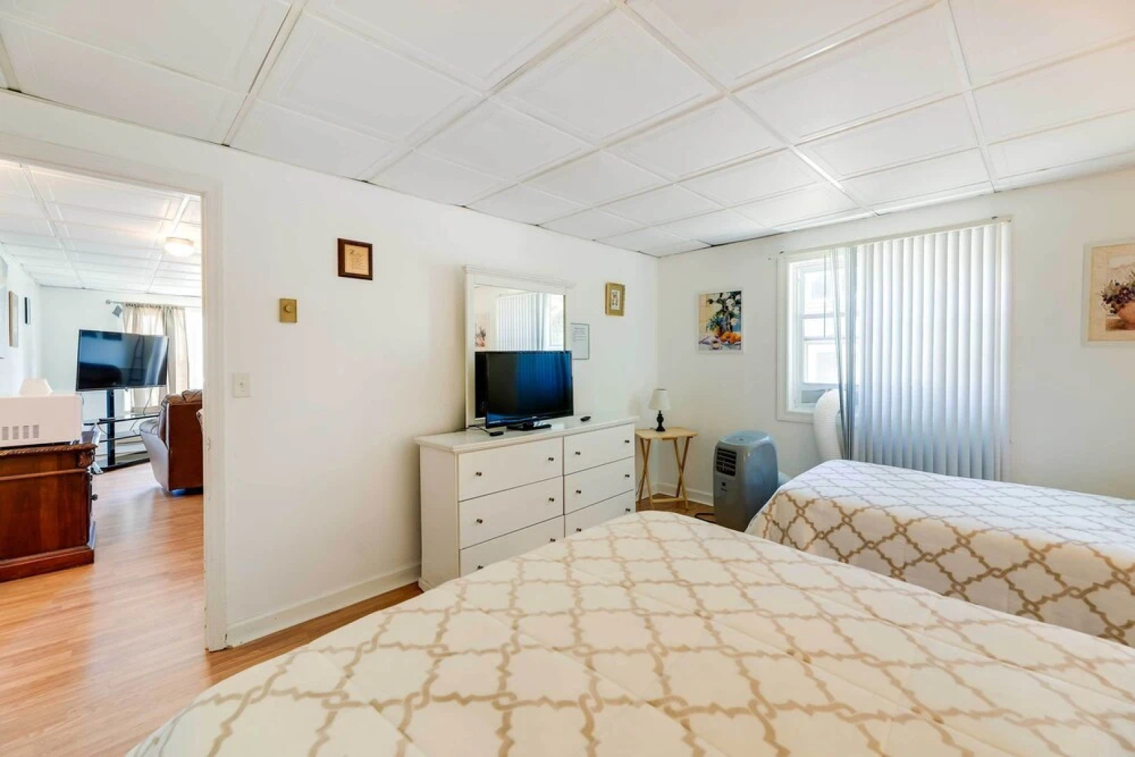 1 Ocean Fun:' Emerald Isle Apt, Steps to Beaches!