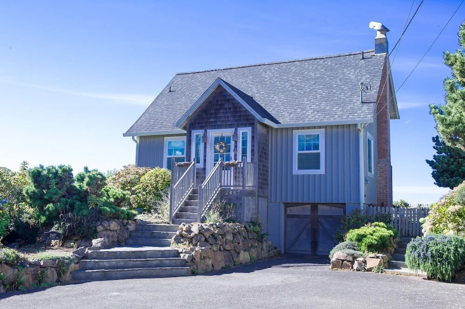 Sea Cliff 3 Br cottage by RedAwning