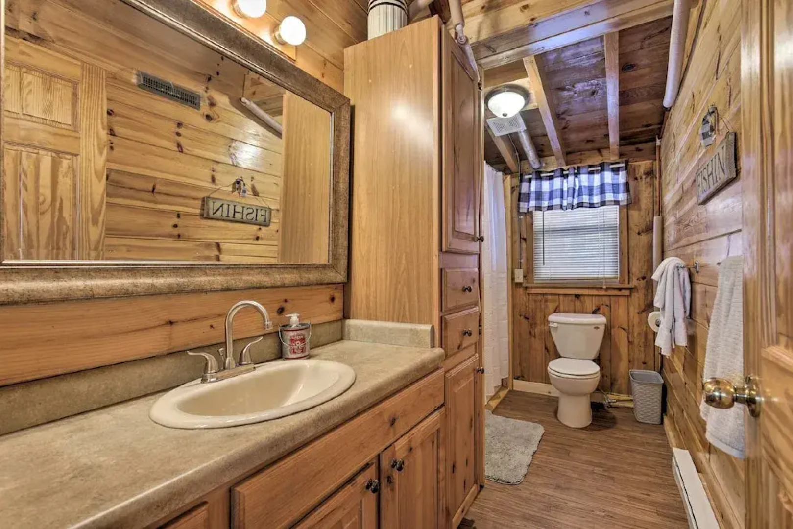 Charming Lost Lake Cabin: Fish, Boat & Hunt!