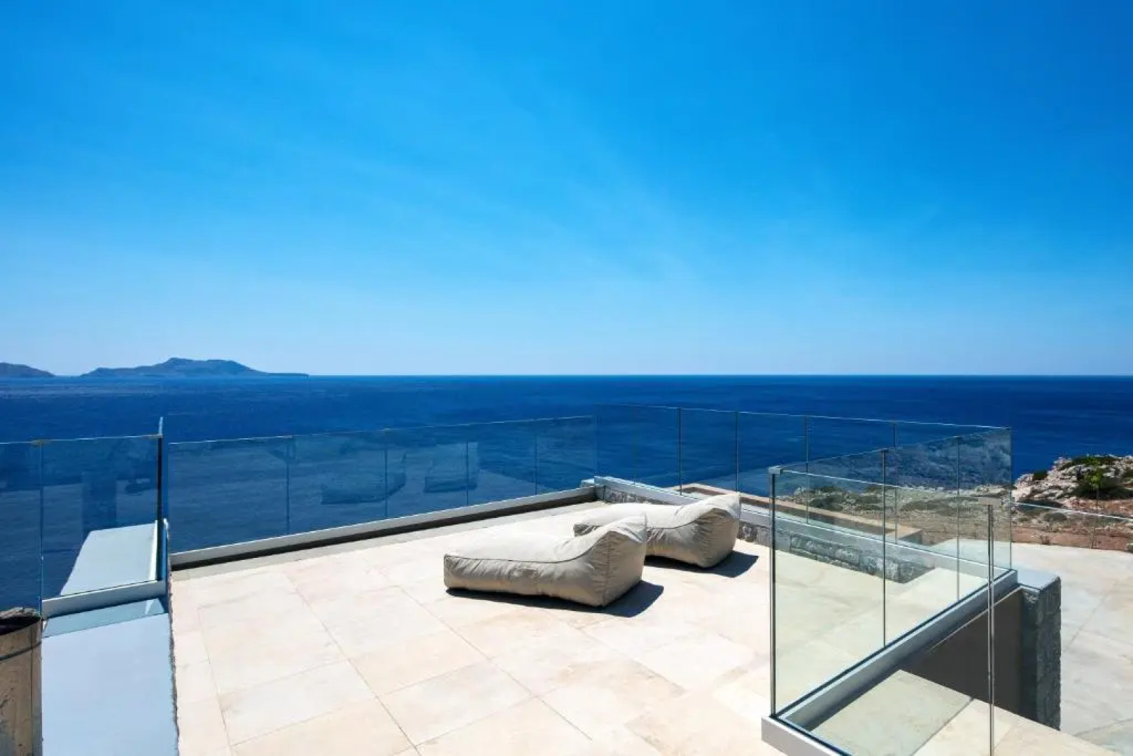 Seafront luxury villa with infinity pool & devine views!