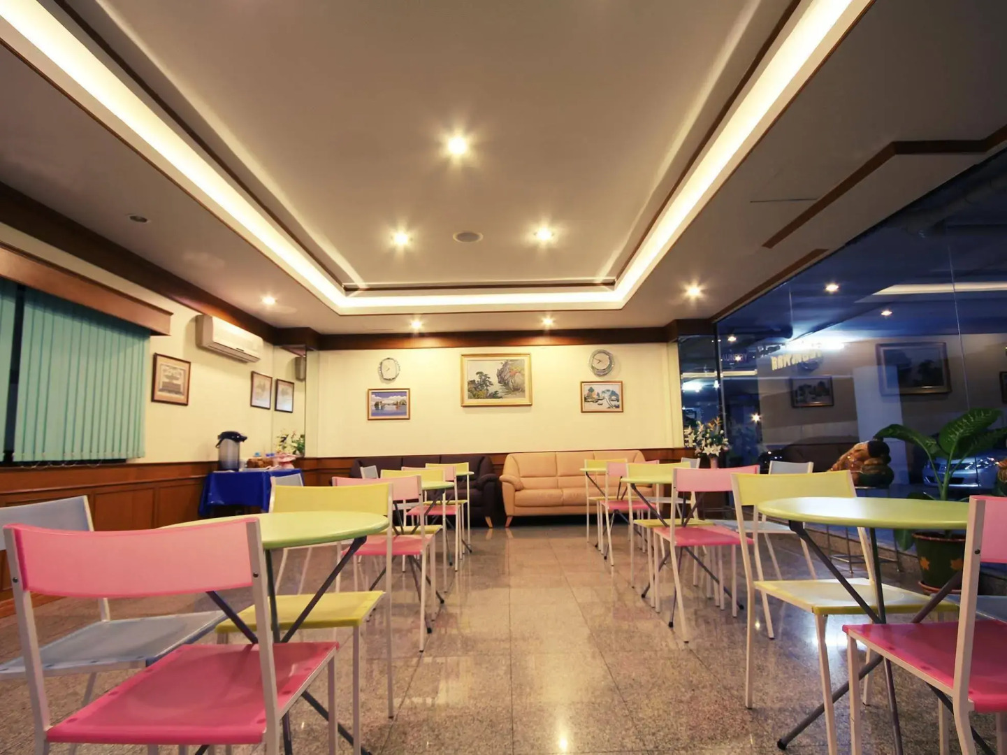 Royal Place Hotel