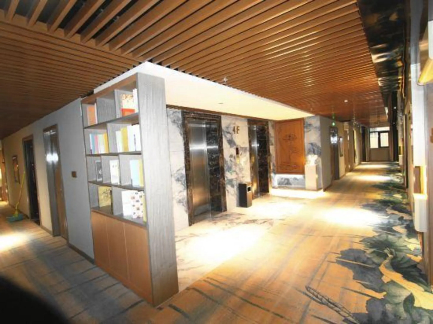 Hailong Hotel (Wanda Plaza Pang Xuchang East Station)