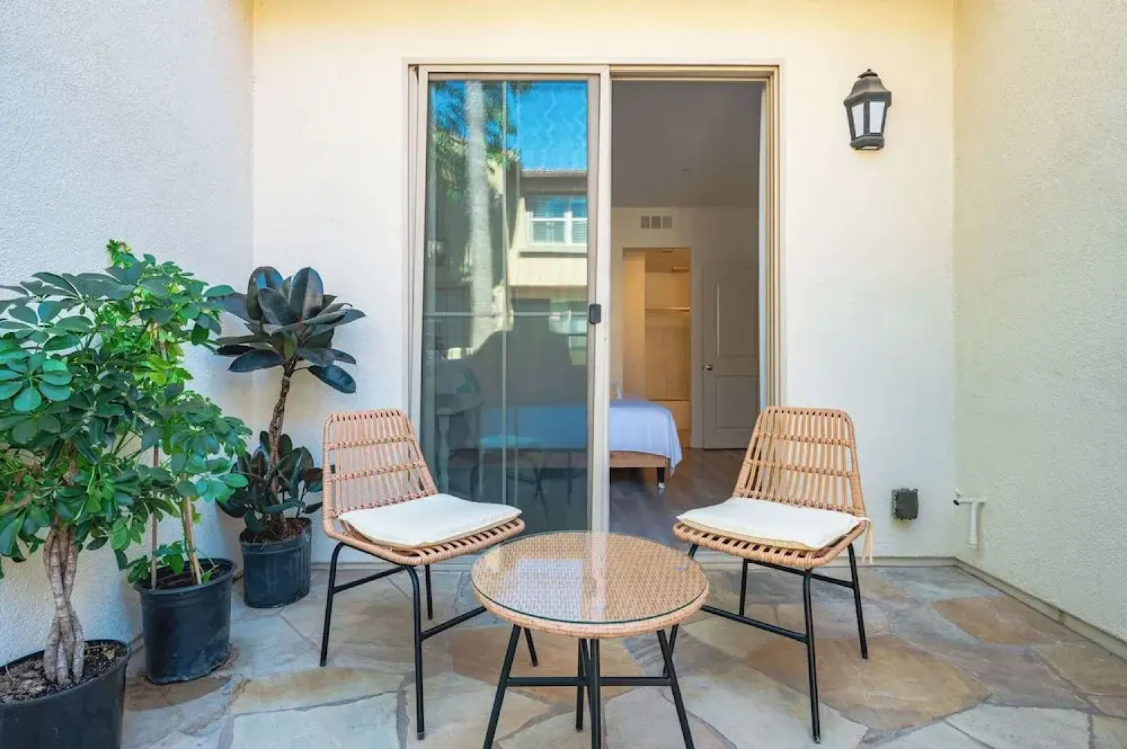 Private Entry Suite w Patio Bath Kitchenette