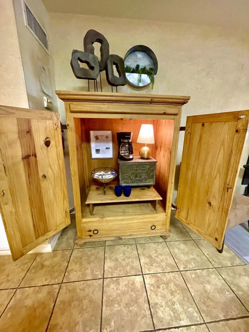 SU15, Spacious studio with full kitchen, dining table and rock patio overlooking Lake Ouachita. by RedAwning