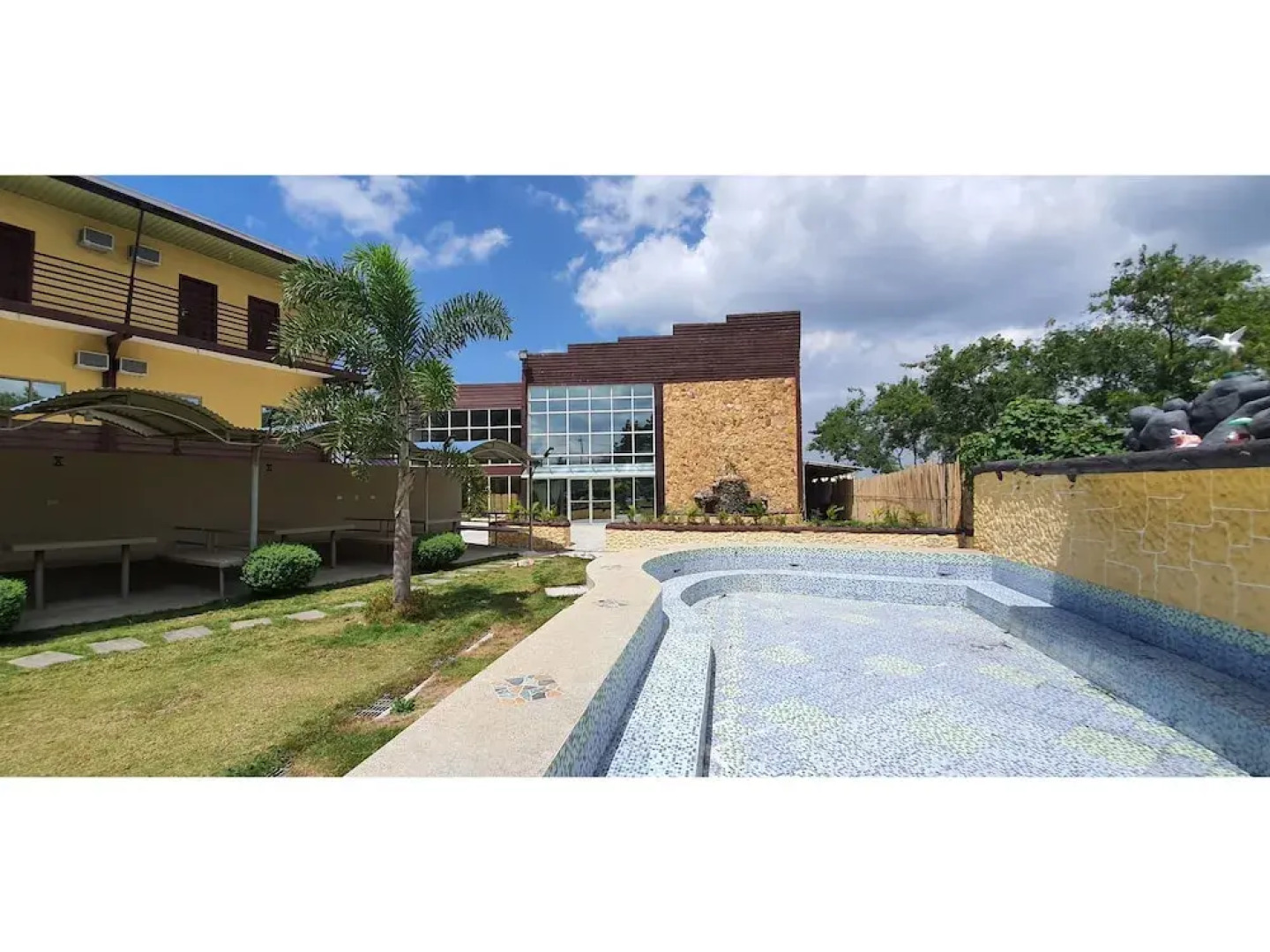 OYO 585 Dragon Pod Hotel And Resort