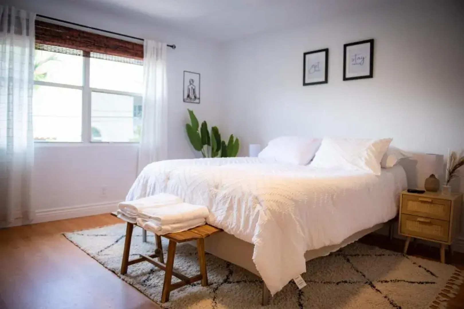 Lux 3 bedroom townhouse 1 block from the beach