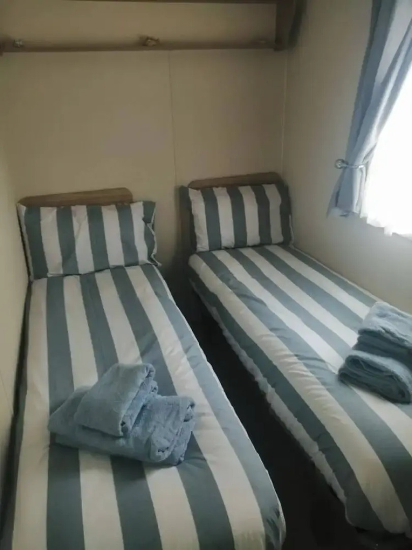 3 Bed Lodge - Sleeps 6 - Parking - Pets - Wifi