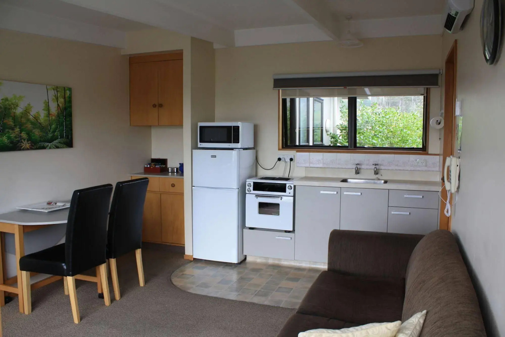 Pohara Beachfront Motel